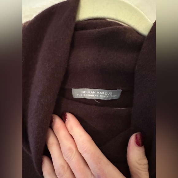 Neiman Marcus The Cashmere Collection 100% Cashmere Burgundy Cowl Neck Sweater - Picture 2 of 3